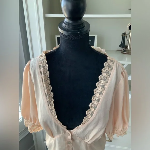 URBAN OUTFITTERS Isabella Lace Trim Satin Blouse Blush Peach Short Sleeve SZ Med - Picture 9 of 16
